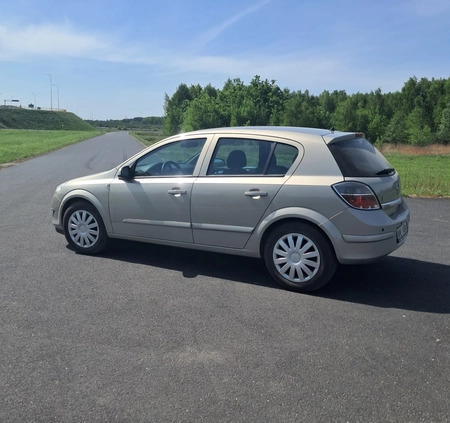 Opel Astra cena 10900 przebieg: 252400, rok produkcji 2009 z Wołomin małe 137